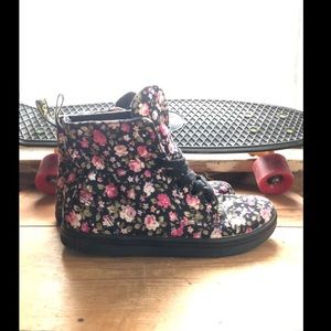 Dr. Martens Hackney Women’s Rose Canvas Ankle Boots Air Wave Bounce US Sz. 6